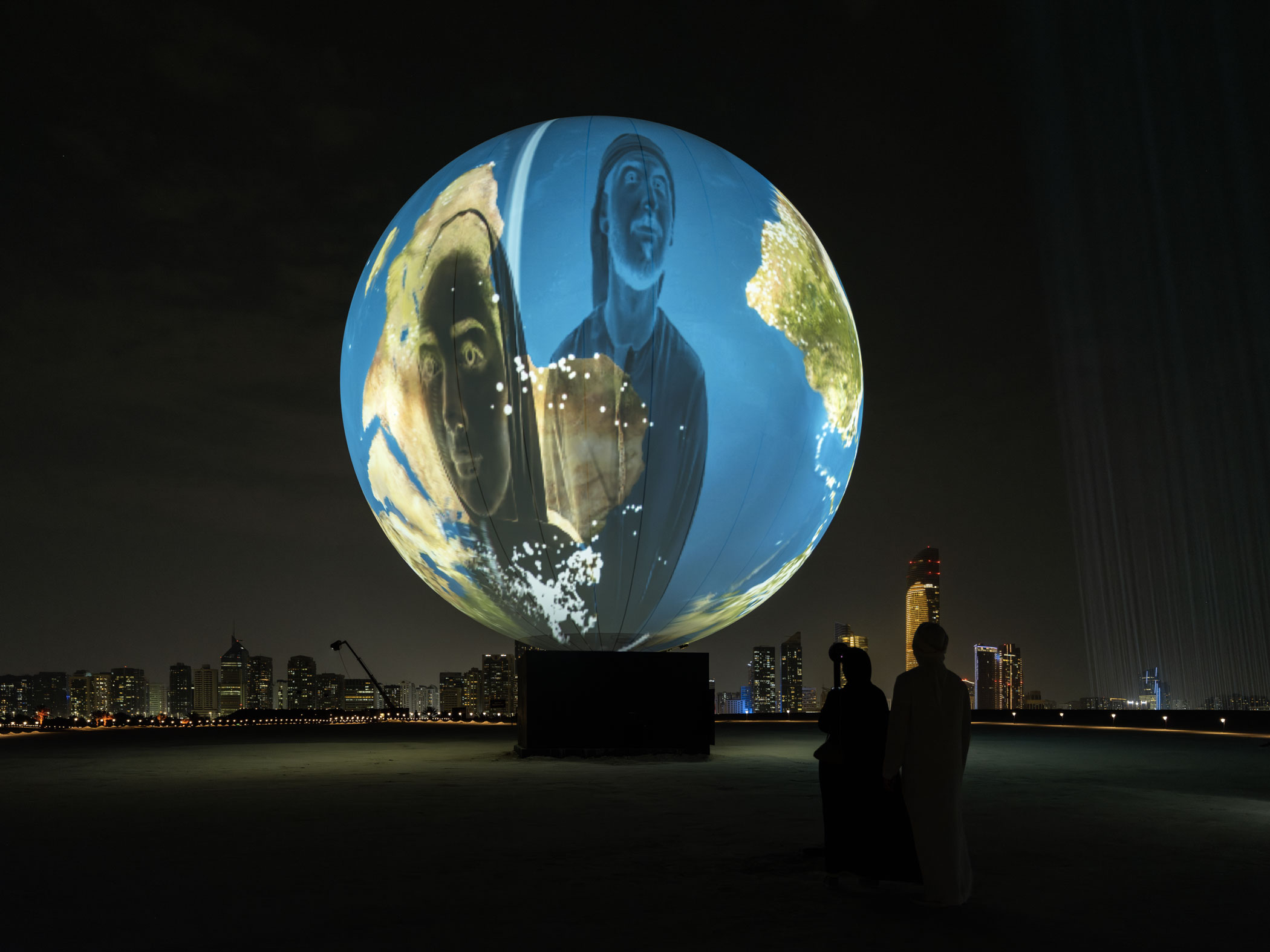 Rafael Lozano-Hemmer – Caressing the Circle